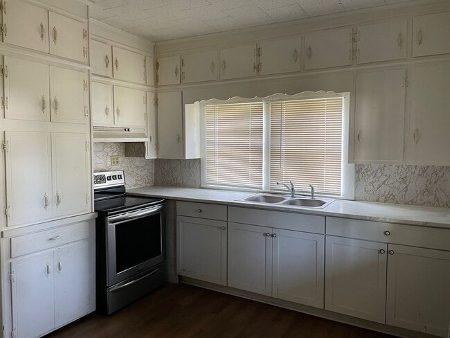 Building Photo - 4 BED 2 BATH TWO STORY HOME IN TROY!