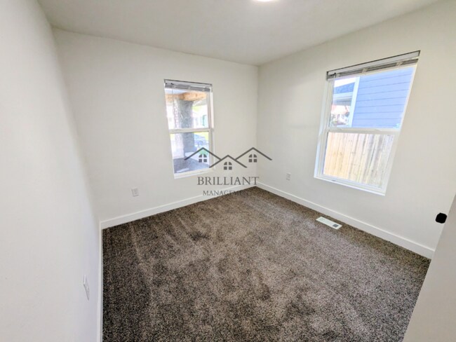 Building Photo - 523 N Alton Ave