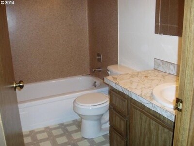 Bathroom - 4605 SE 35th Place (front)
