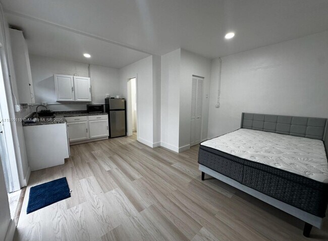Building Photo - 6633 Coconut Dr