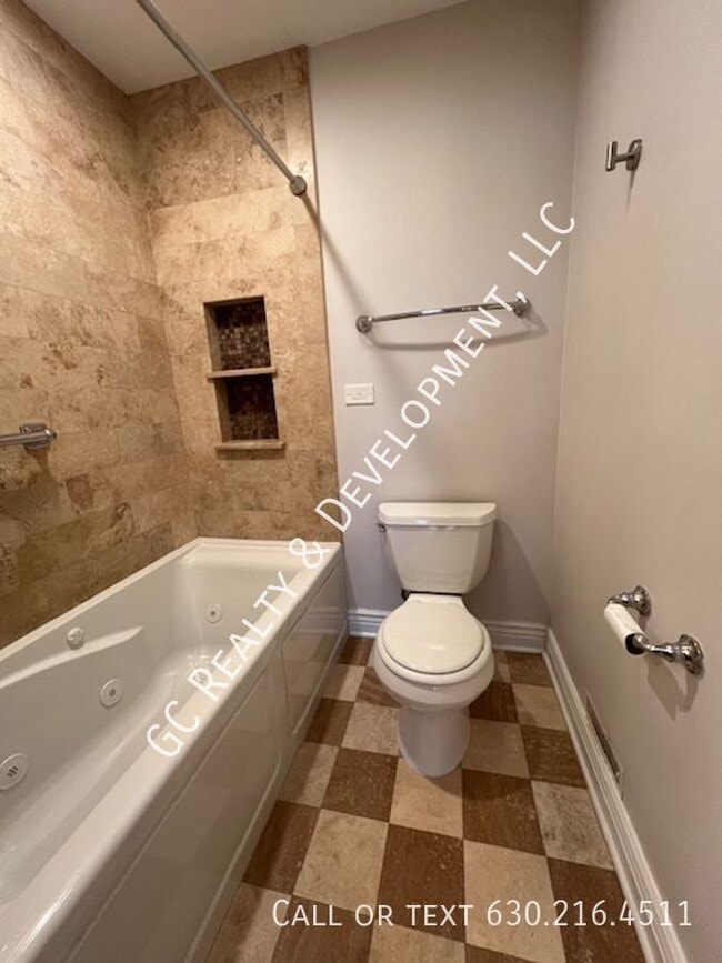 Building Photo - 925 Indian Boundary Dr