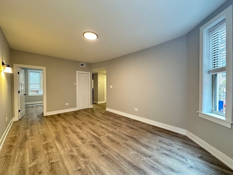 Building Photo - 434 W Aldine Ave