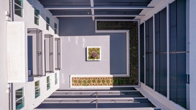 Building Photo - 14825 Delano St