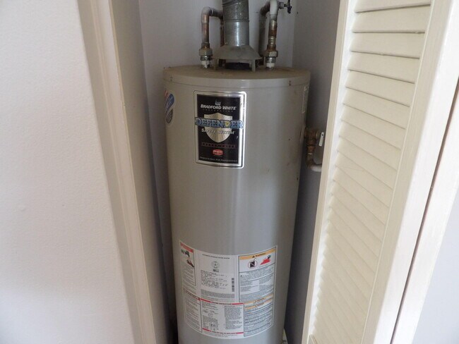 Building Photo - 902 Plaza Dr