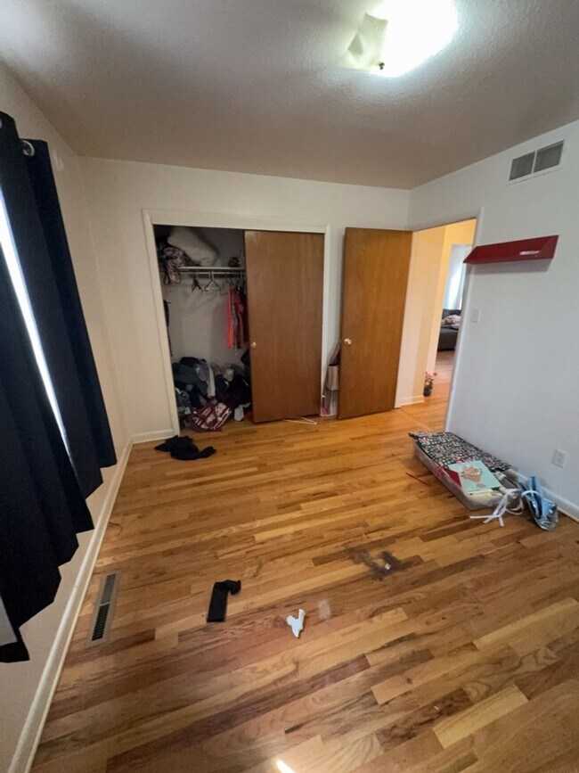 Building Photo - 526 N Frey Ave