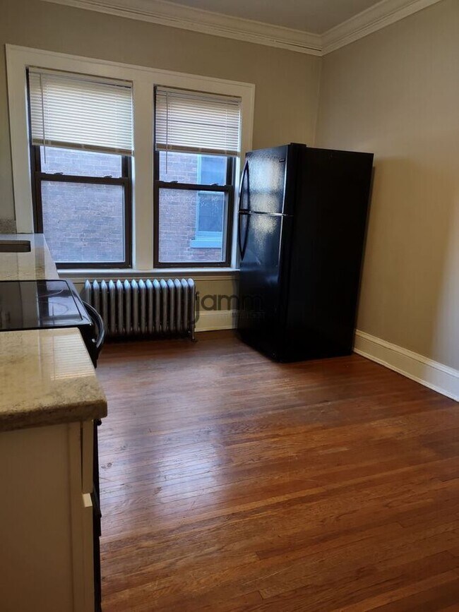 Building Photo - 2773 Hampshire-Unit 10