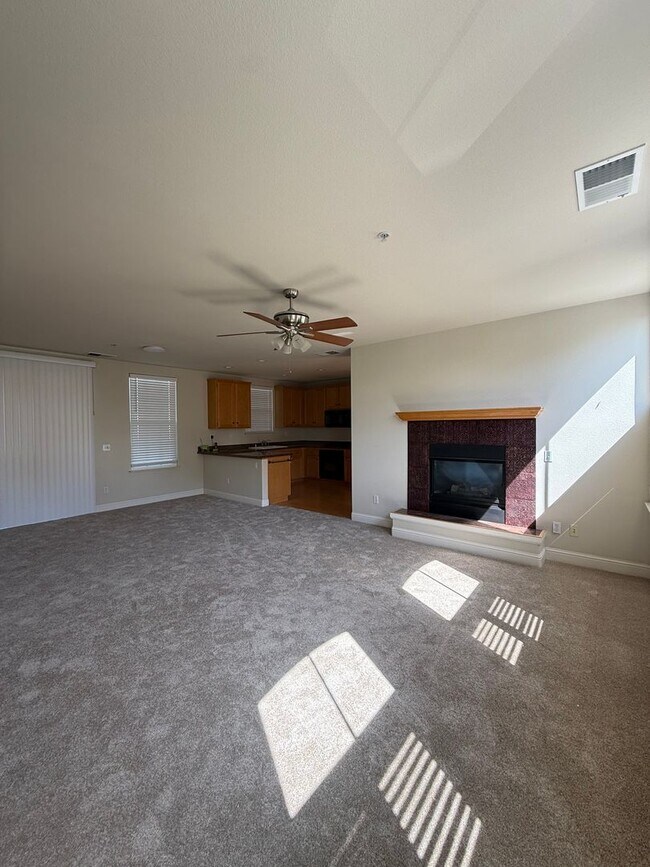 Building Photo - 2 bedroom 2.5 Bathroom Windsor Town Green Condo with carpet and A/C