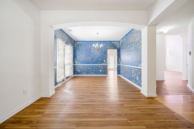 Building Photo - 740 Clairidge Ln SW