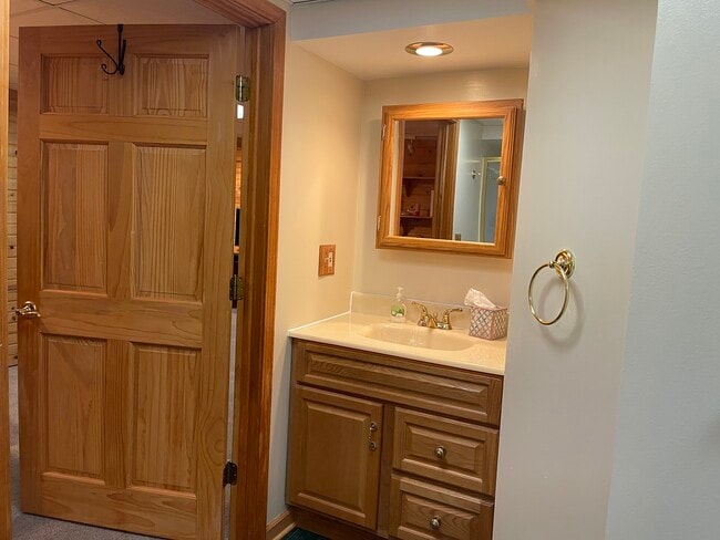 Building Photo - 3252 Cool Springs Ct