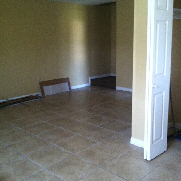 Building Photo - 945 E Monterey Ct