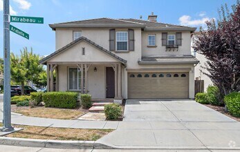 Building Photo - Spacious 3 Bedroom/2.5 Bath Home