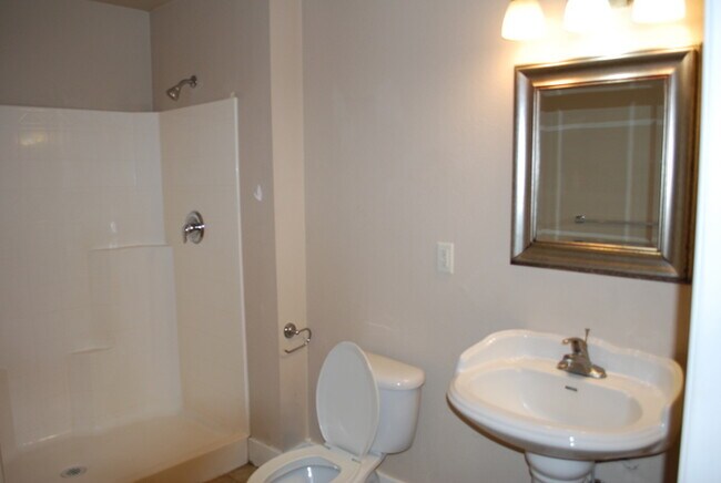 Building Photo - 3 bed Condo in Central Meridian!