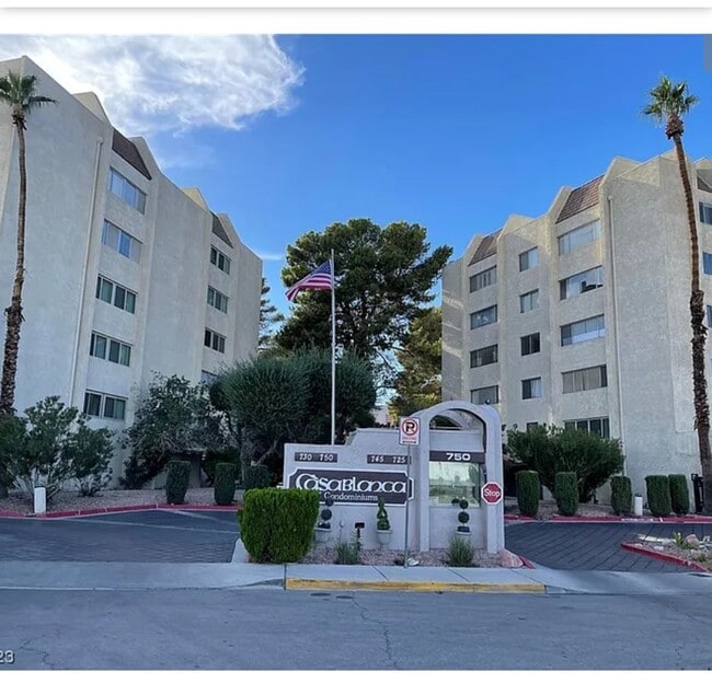 Building Photo - 750 S Royal Crest Cir