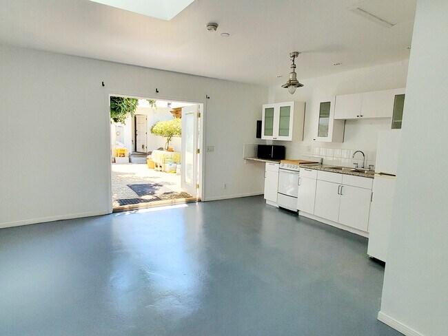 Open plan studio with French doors - 6713 Murietta Ave