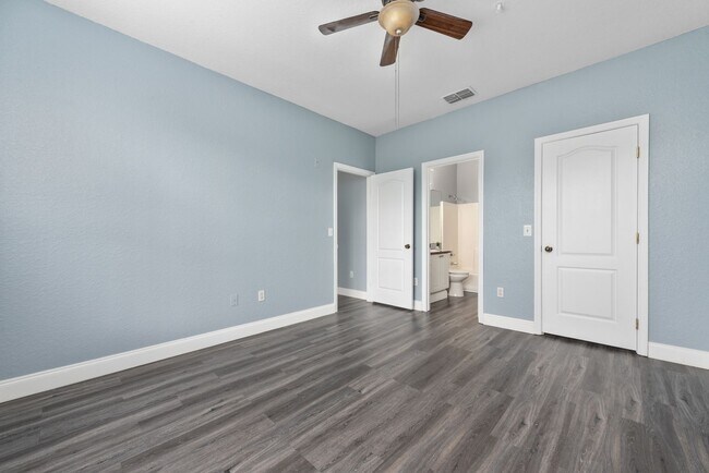 Building Photo - 2 Bedroom/2 Bath Condo with Garage and Pool view in Grand Reserve at Kirkman Parke