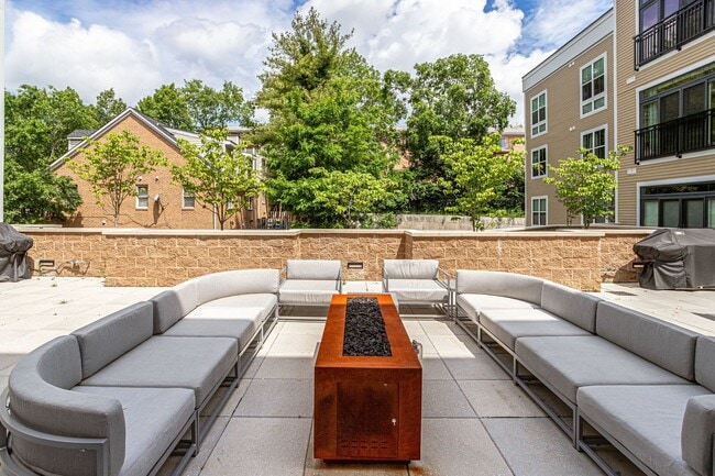 Building Photo - 1 bedroom 1 bathroom condo available immed...