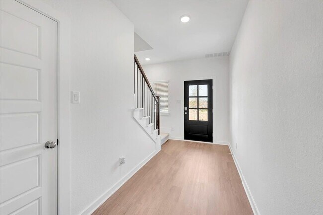 Building Photo - 32455 Sunbeam Dr
