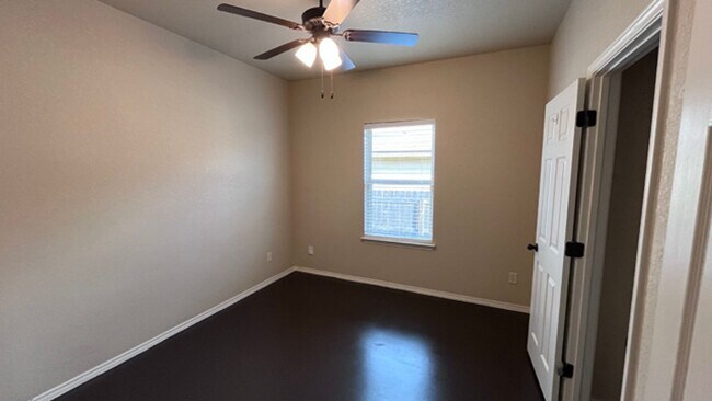 Building Photo - Granite Counters, High Ceilings & More – S...