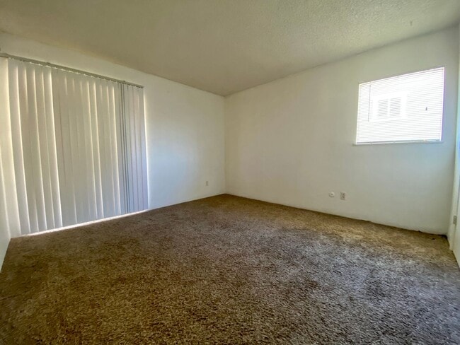 Building Photo - 1 Bed 1 Bath Aurora Condo Located Near Che...