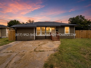 Building Photo - 10433 N Oswego St