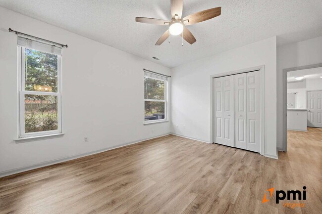 Building Photo - Immaculate 2 Bedroom 2 Bath Condo- Shore Drive