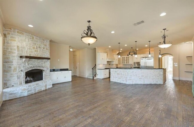 Building Photo - 7004 Raintree Pl