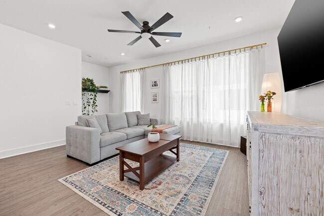 Building Photo - 320 15th St N