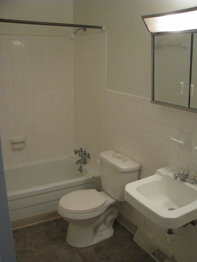 Building Photo - One Bedroom Available at Arlington Court