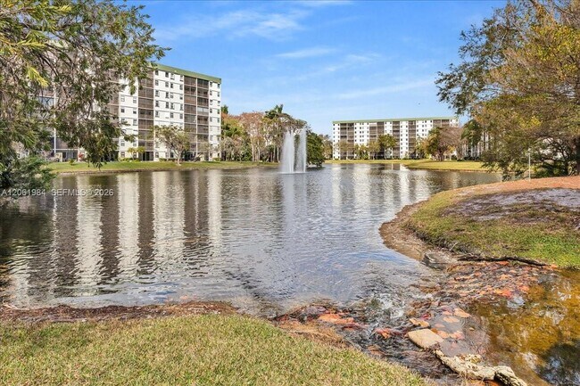 Building Photo - 2240 N Cypress Bend Dr