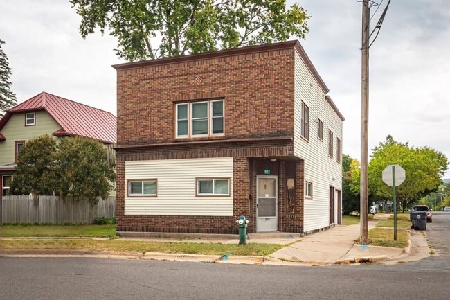 Building Photo - 902 Avon St