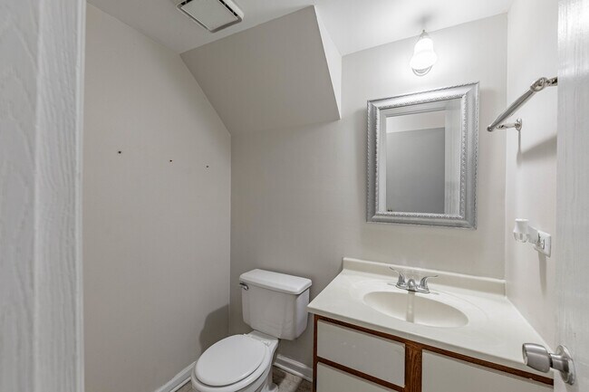 Building Photo - 237 Acorn Dr