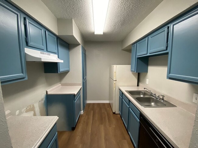 Building Photo - Charming Unit with Vaulted Ceilings & Fire...