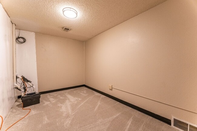 Building Photo - 954 S Miller St