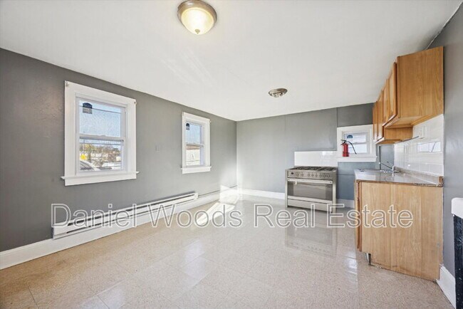 Building Photo - 330 Kerlin St