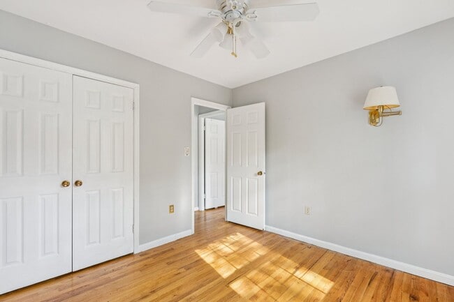 Building Photo - Beautifully maintained townhome on a quiet cul-de-sac in Springfield!