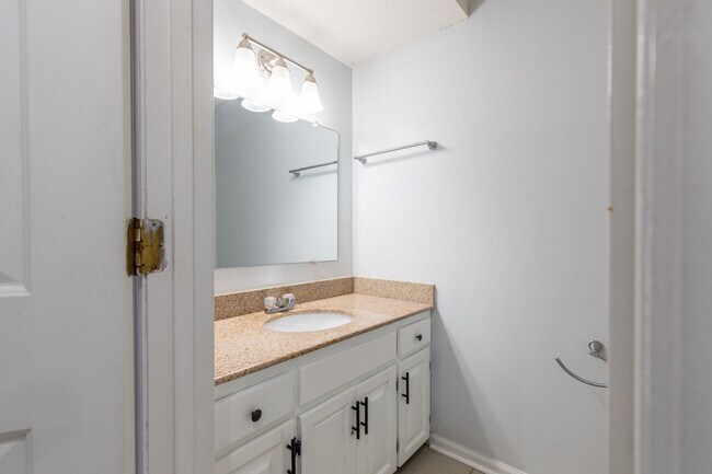 Building Photo - 3 bed 2.5 bsth