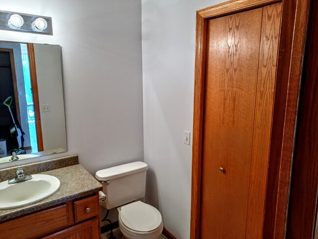 Building Photo - 2 Bedroom 2 Bath End Unit Townhouse - Shak...