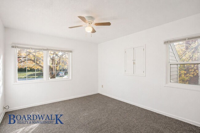 Building Photo - 105 300 E