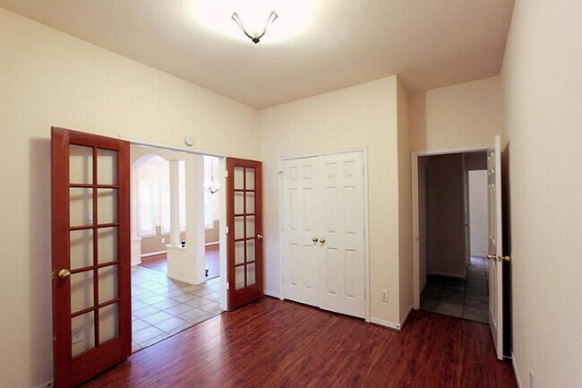 Building Photo - 523 High Meadows Dr