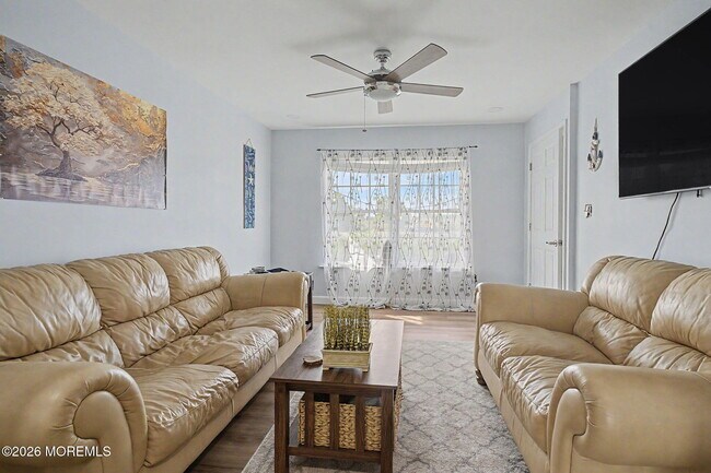 Building Photo - 450 Beachway Ave