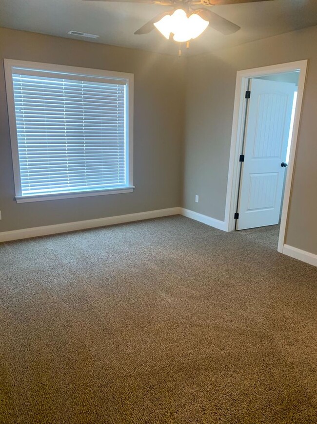 Building Photo - **$300.00 Move-In Bonus** Town home living...