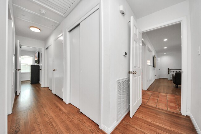 Building Photo - 5139 Beechnut St