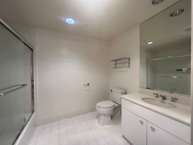 Building Photo - Excellent South Beach Location-1 Bed/1 Bath in Amenity Building with W/D & Garage Parking!
