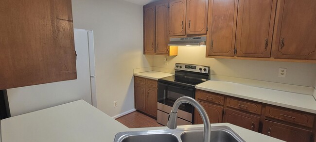 Building Photo - Adorable 2-bedroom, 2-bathroom Townhome wi...