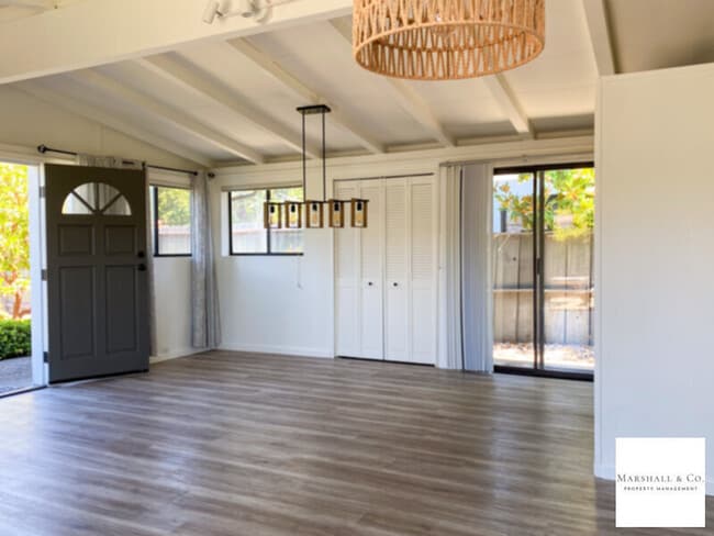 Building Photo - CHARMING 3BR/2BA W/ NEW LAM FLRS, NEW STOV...