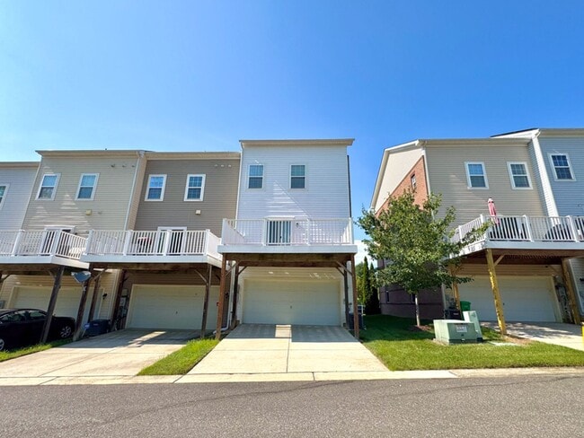 Building Photo - Beautiful 3 BR/3 BA EOG Townhome in Capito...