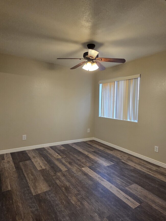 Building Photo - Stunning 4-bedroom 2-bathroom home
