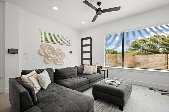 Building Photo - 1006 Winsted Ln