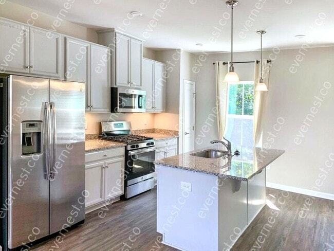 Building Photo - Gorgeous 3-Bedroom Townhouse with Modern C...