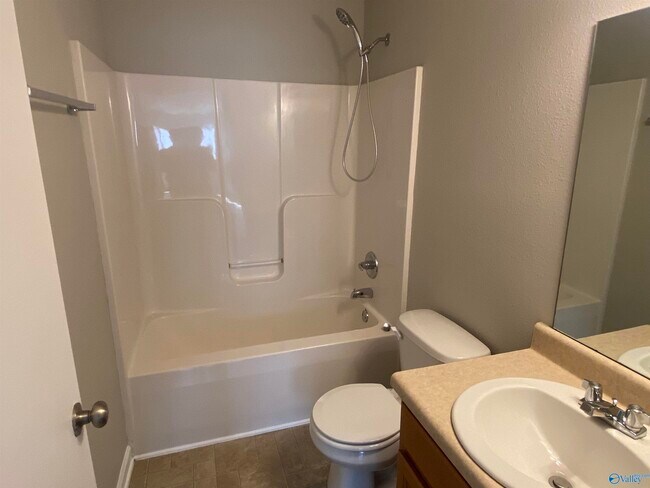 Building Photo - 208 Whitestone Dr NE